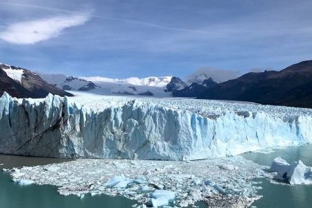 Vista frontal del glaciar Perito Moreno en El Calafate, Patagonia