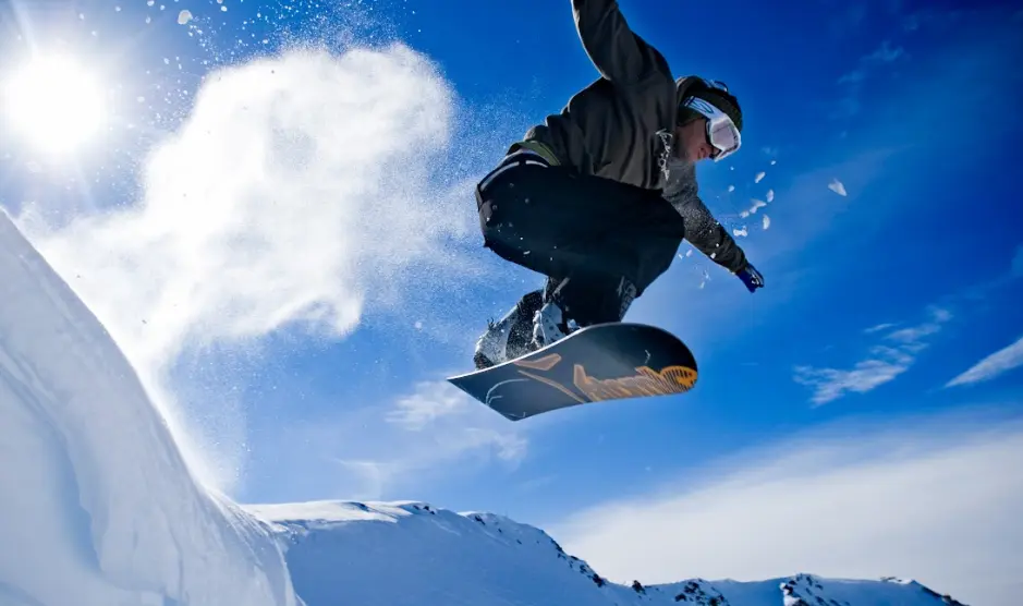 Voyage et vacances de ski en Argentine. Snowboarder à Bariloche