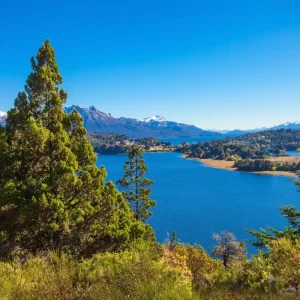 Lac dans le parc national Nahuel Huapi. Vue aérienne du Cerro Campanario à Bariloche, Patagonie, Argentine.